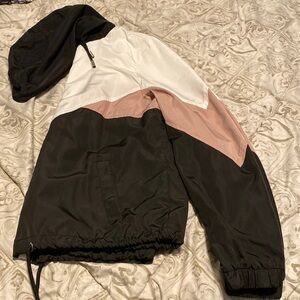 Love tree light weight jacket size medium color white and black and pink👍🏽